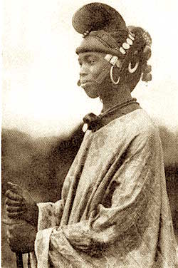Timbo, 1920, femme paree de la coiffure en cimier ou jubaade Timbo, 1920, femme paree de la coiffure en cimier ou jubaade
